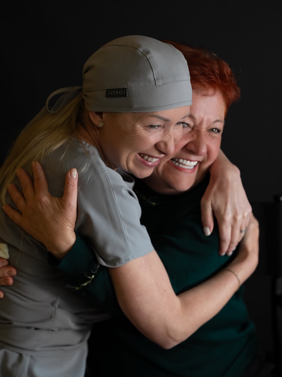 Dr. Timea Muntean alături de pacientă în timpul tratamentului cu implanturi dentare — Betadent Clinic, Cluj-Napoca